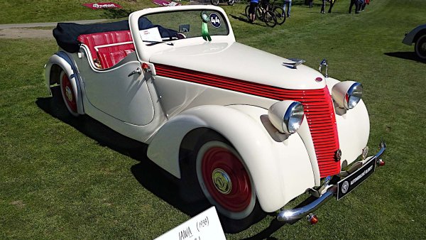 Базираната в Прага Jawa е известна със своите мотоциклети, но се пробва и с автомобили през 1934-а, произвеждайки DKW F2 по лиценз. Представеният три години по-късно Minor е с дизайн на Jawa, но продължаващото влияние на DKW е очевидно в двуцилиндровия двутактов двигател, задвижващ предните колела.

По време на Втората световна война Jawa работи тайно върху нов Minor. След това компанията решава да се концентрира върху мотоциклети. Производствената версия, която е на пазара от 1946 до 1952-а, е произведена вместо това от Aero.